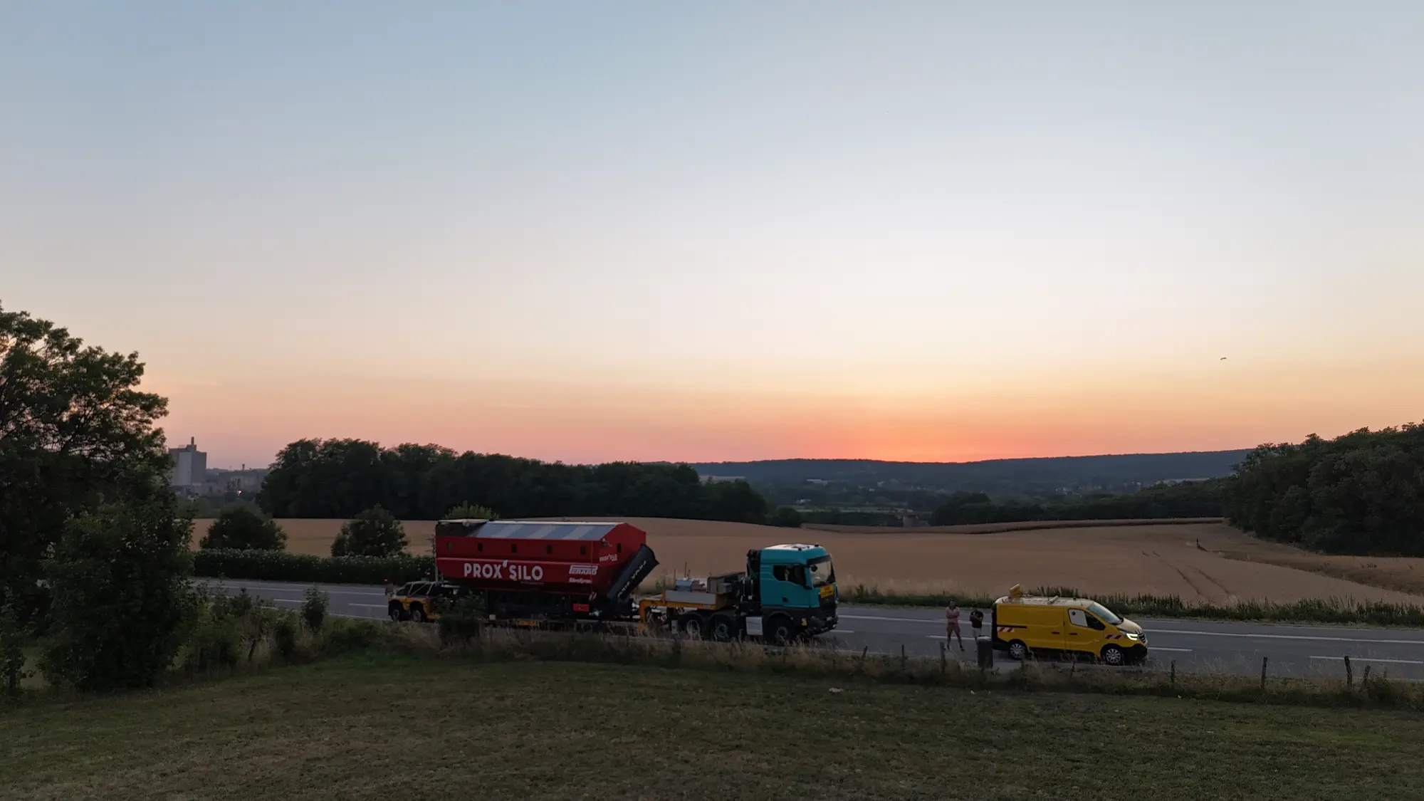 Convoi exceptionnel et voiture pilote vus depuis les airs